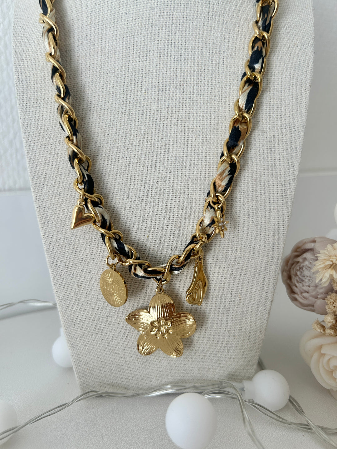 Collier amour doré en tissu