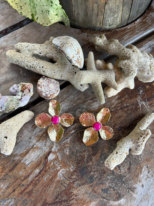 Boucles d'oreilles fleurs dorées et pierre rose