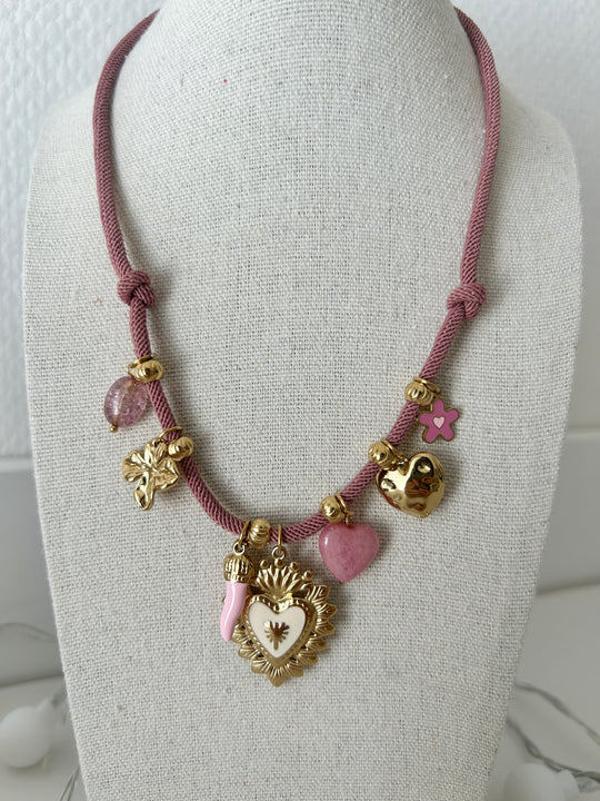 Collier cordon rose avec charms