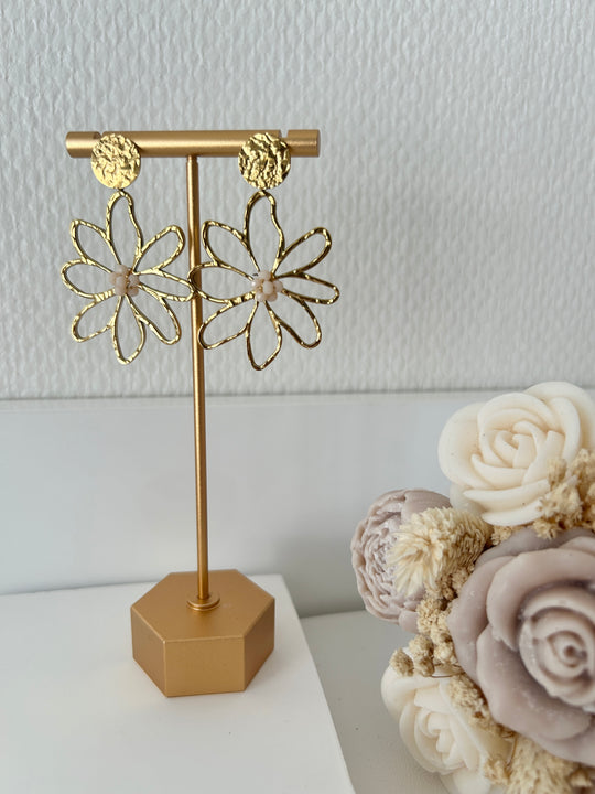Boucles d'oreilles fleurs et perles blanches
