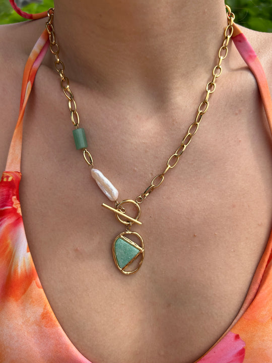 Collier avec pierres nacrées