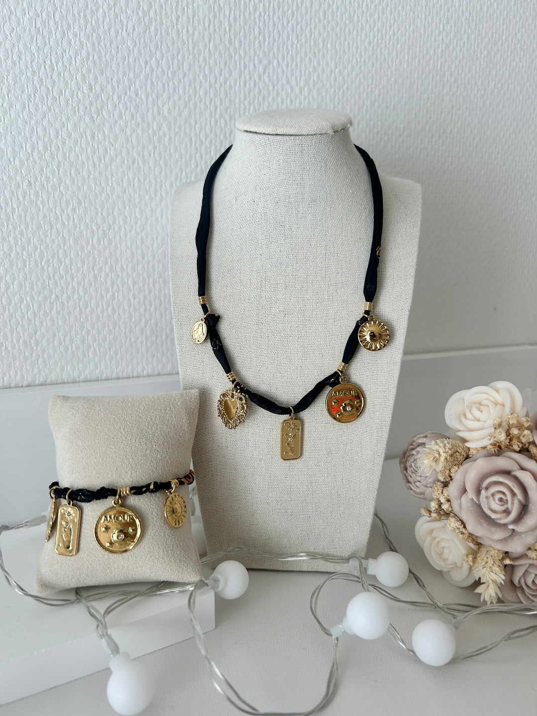 Collier doré foulard noir