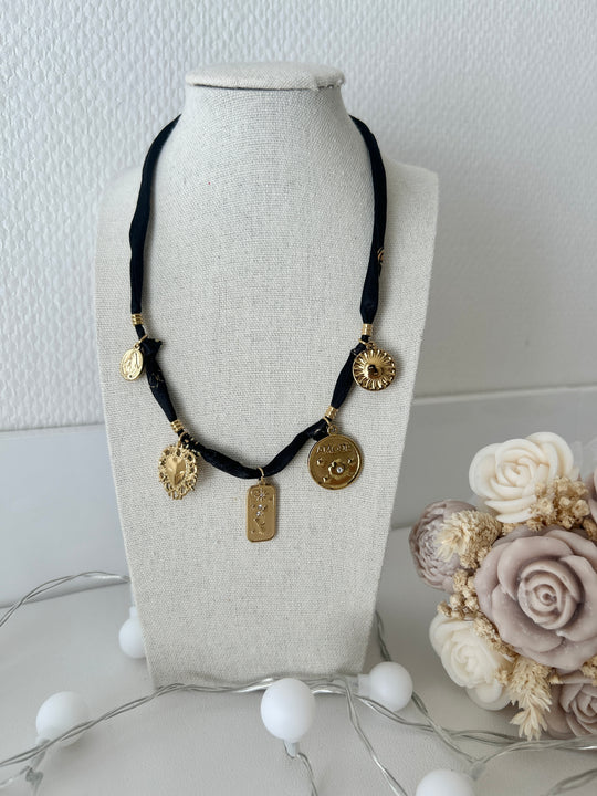 Collier doré foulard noir