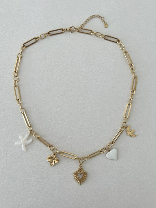 Collier doré avec charms blancs