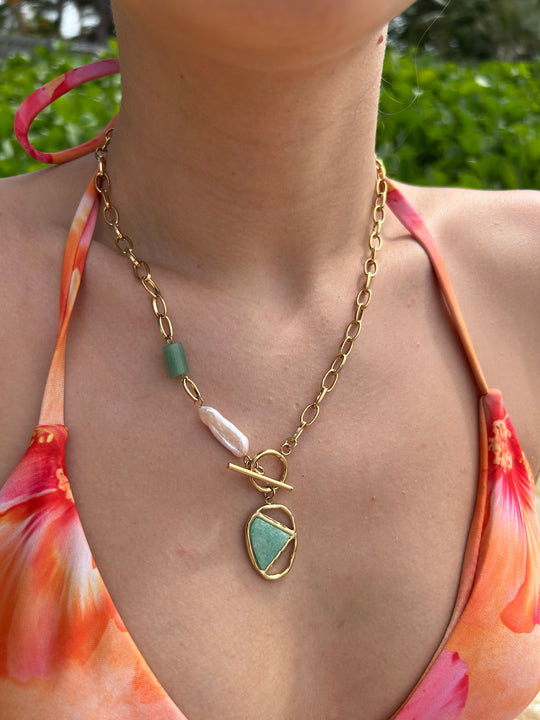 Collier avec pierres nacrées