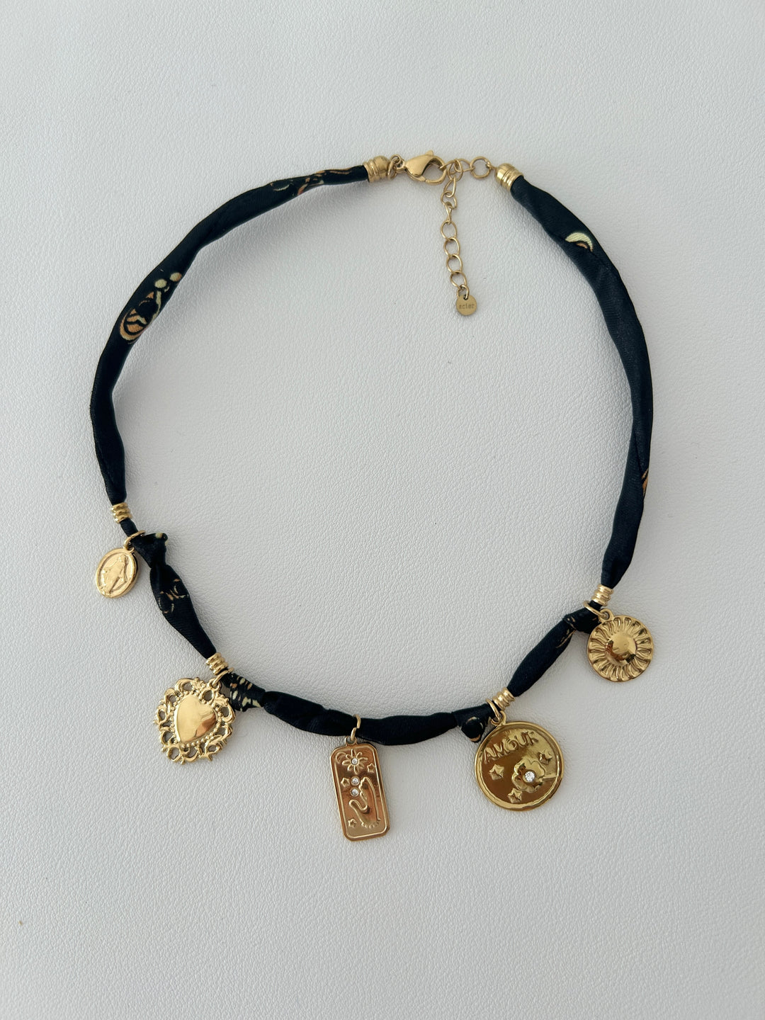 Collier doré foulard noir