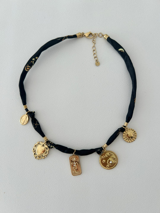 Collier doré foulard noir