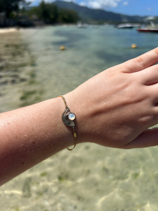 Bracelet avec pierre blanche