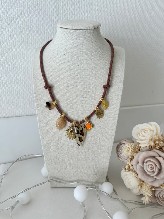 Collier cordon marron avec charms