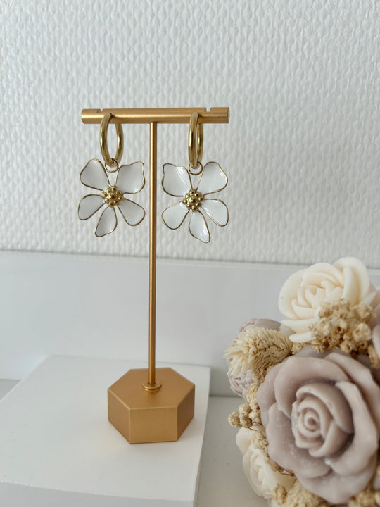 Boucles fleurs blanches