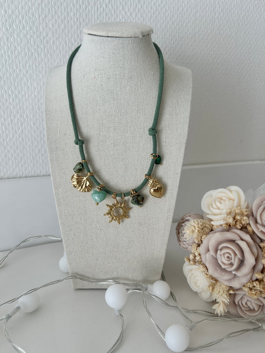 Collier cordon vert avec charms