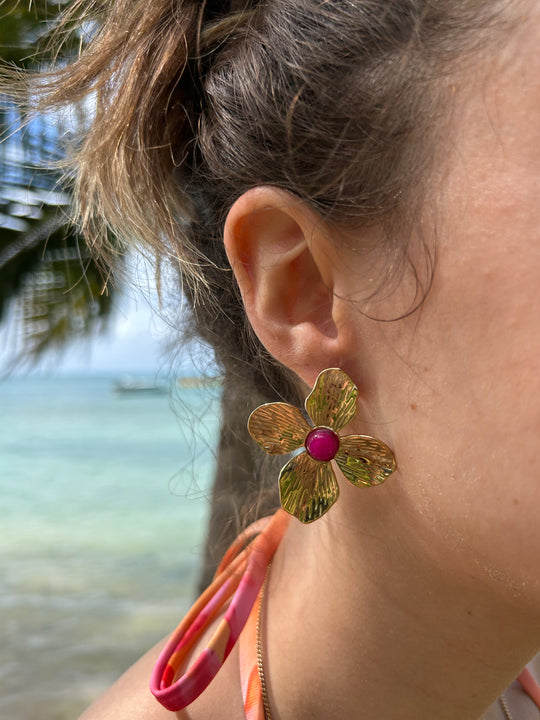Boucles d'oreilles fleurs dorées et pierre rose