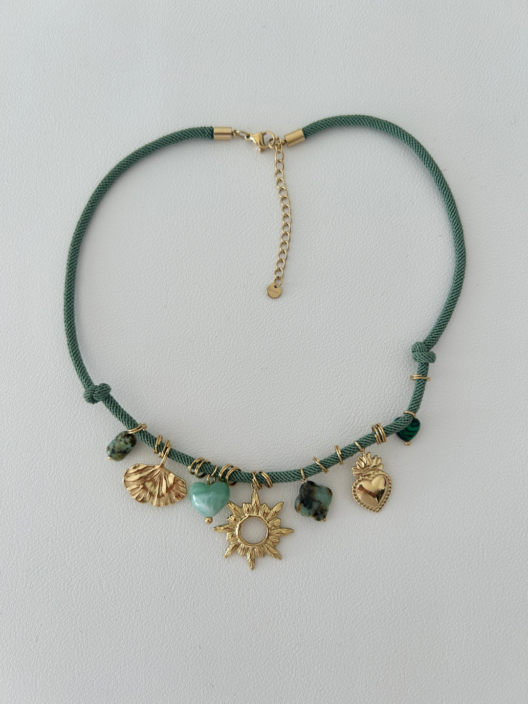 Collier cordon vert avec charms