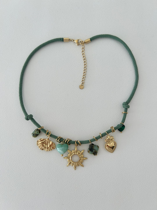 Collier cordon vert avec charms
