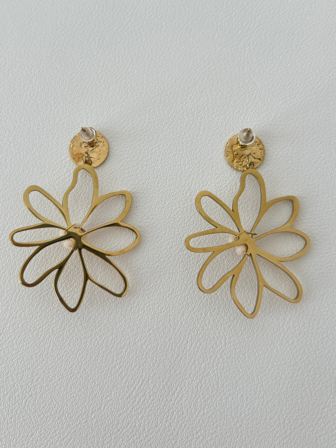 Boucles d'oreilles fleurs et perles blanches