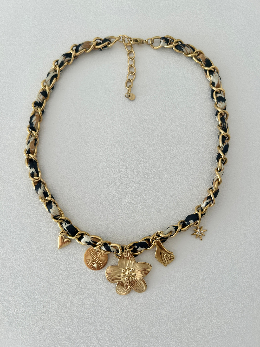 Collier amour doré en tissu