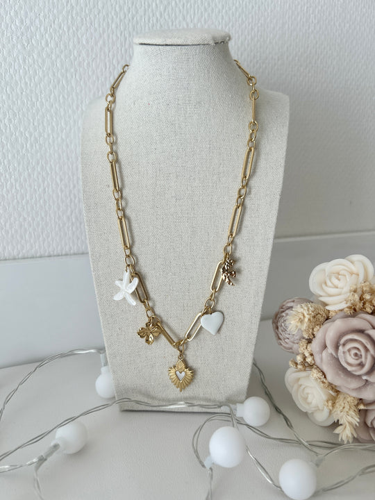 Collier doré avec charms blancs