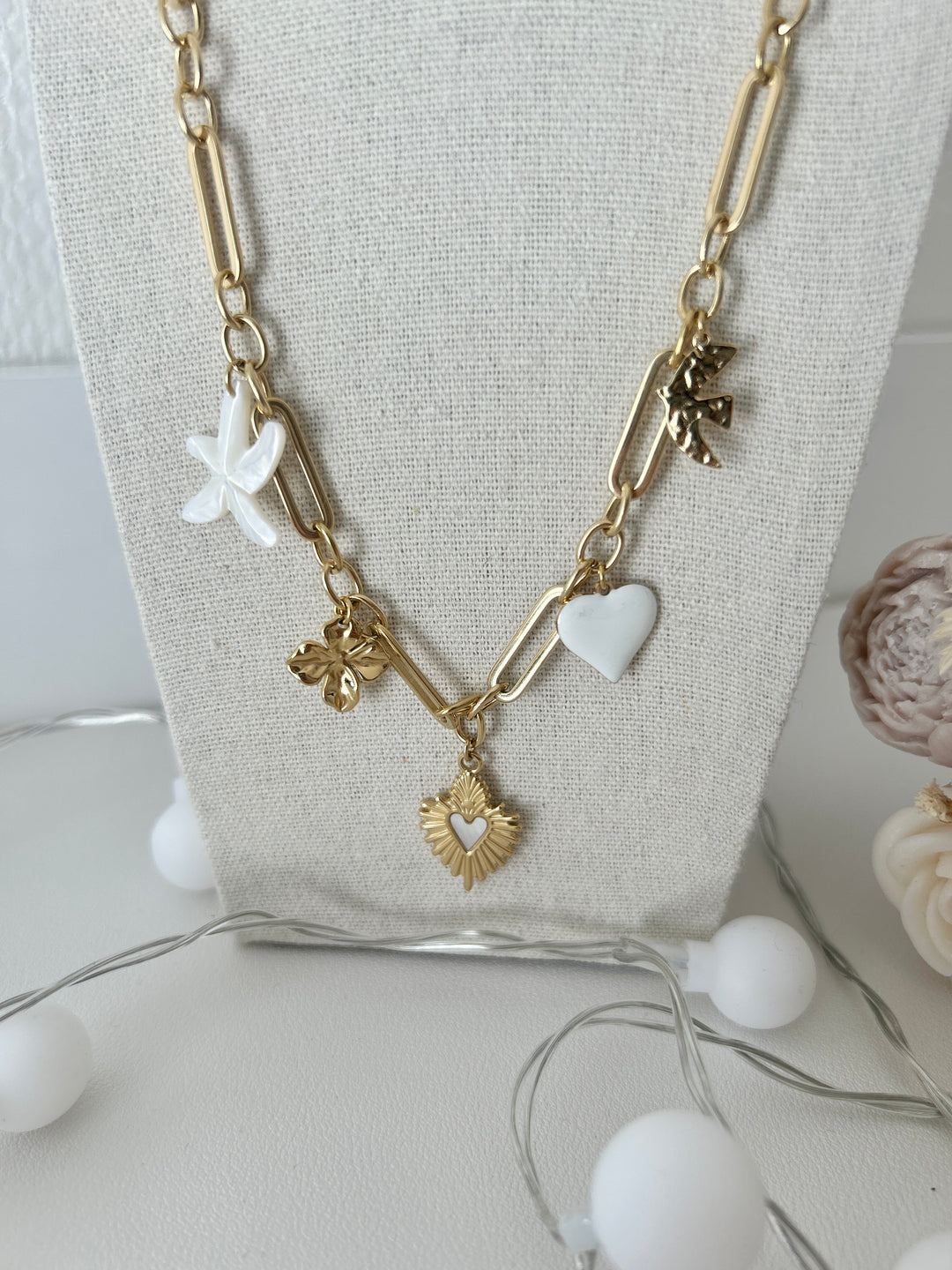 Collier doré avec charms blancs
