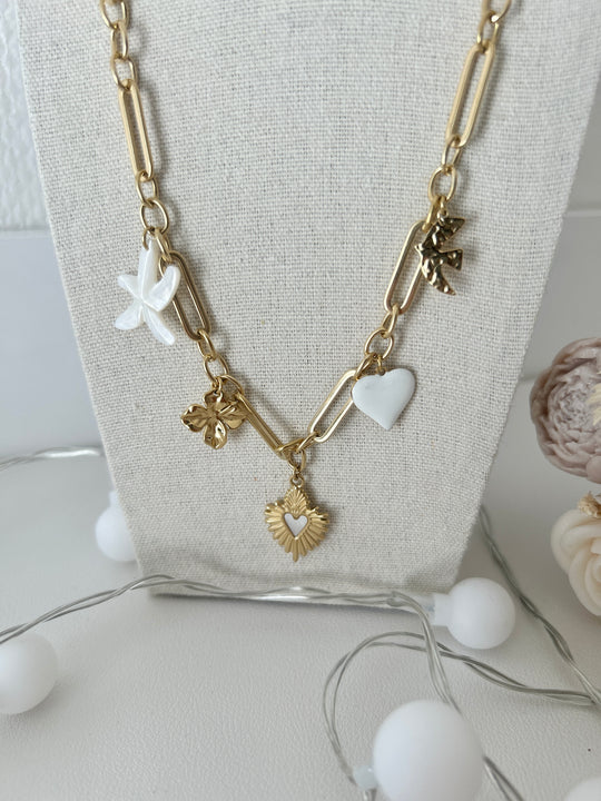 Collier doré avec charms blancs