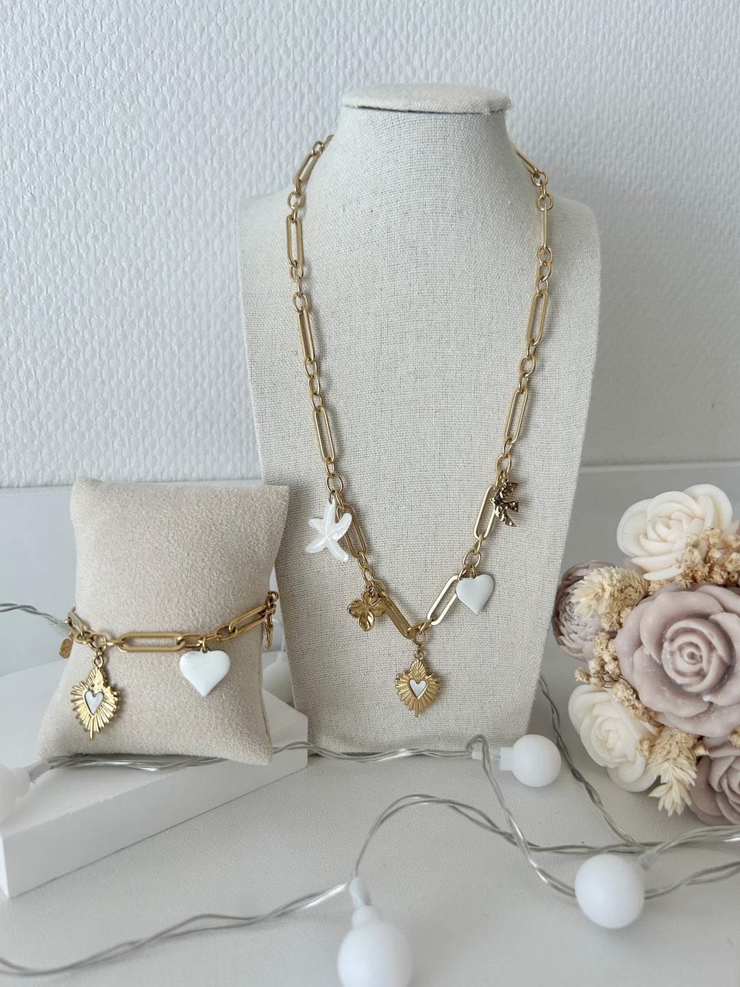 Collier doré avec charms blancs