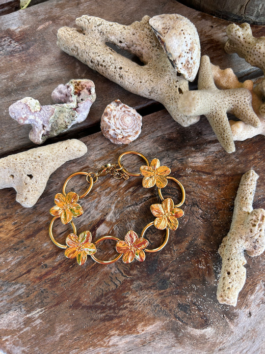 Bracelet large avec fleurs