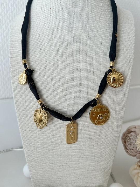 Collier doré foulard noir