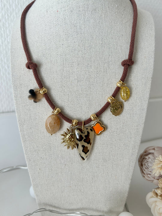 Collier cordon marron avec charms