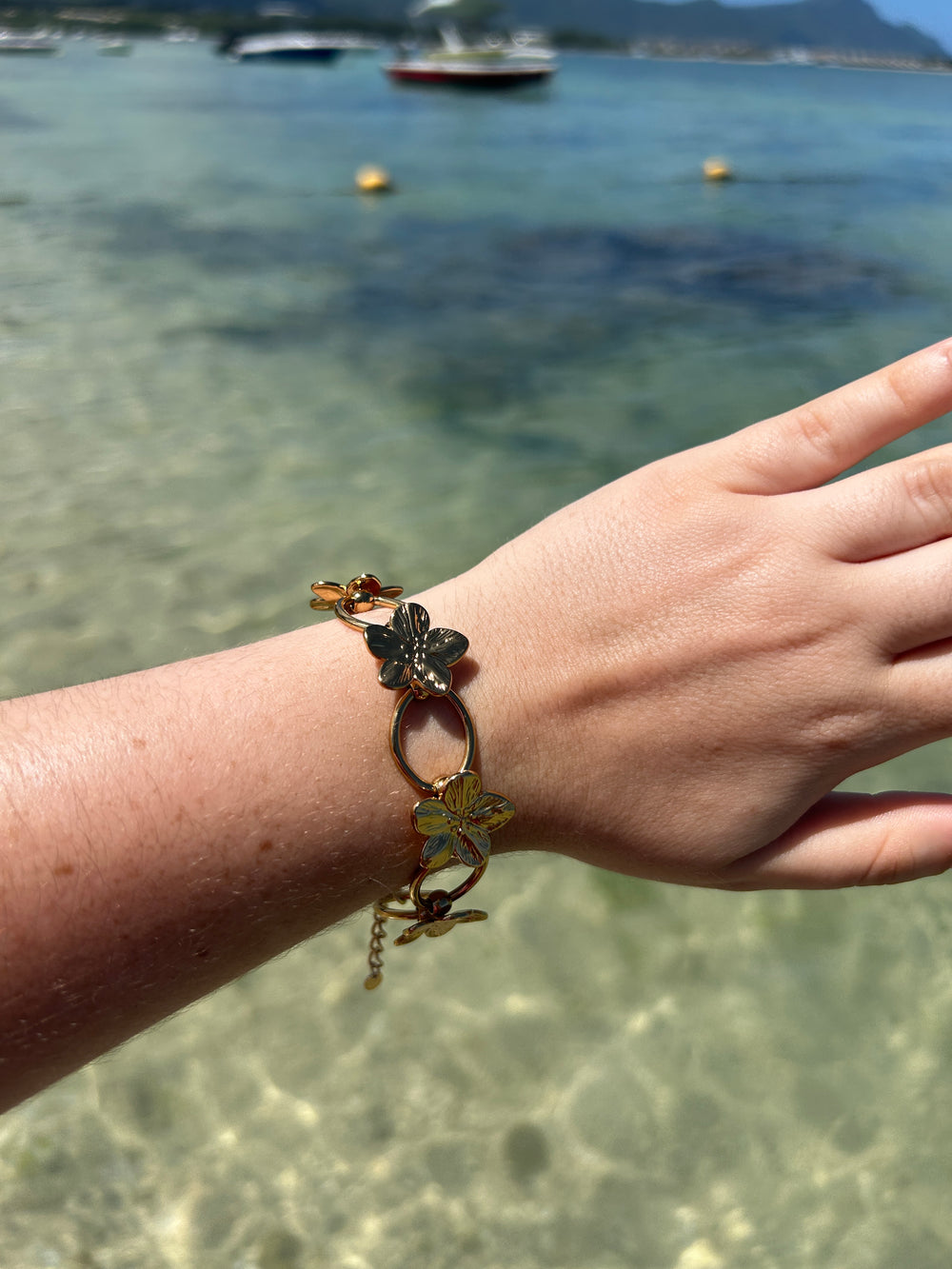 Bracelet large avec fleurs