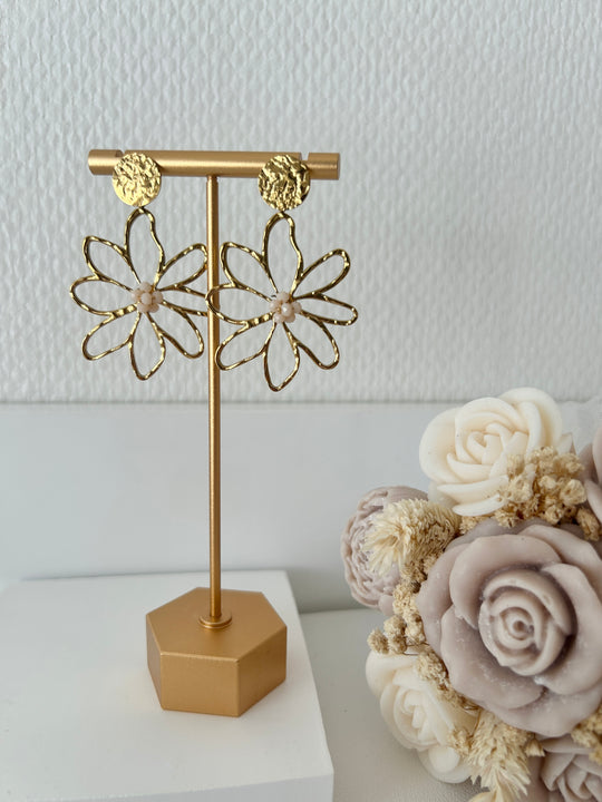 Boucles d'oreilles fleurs et perles blanches