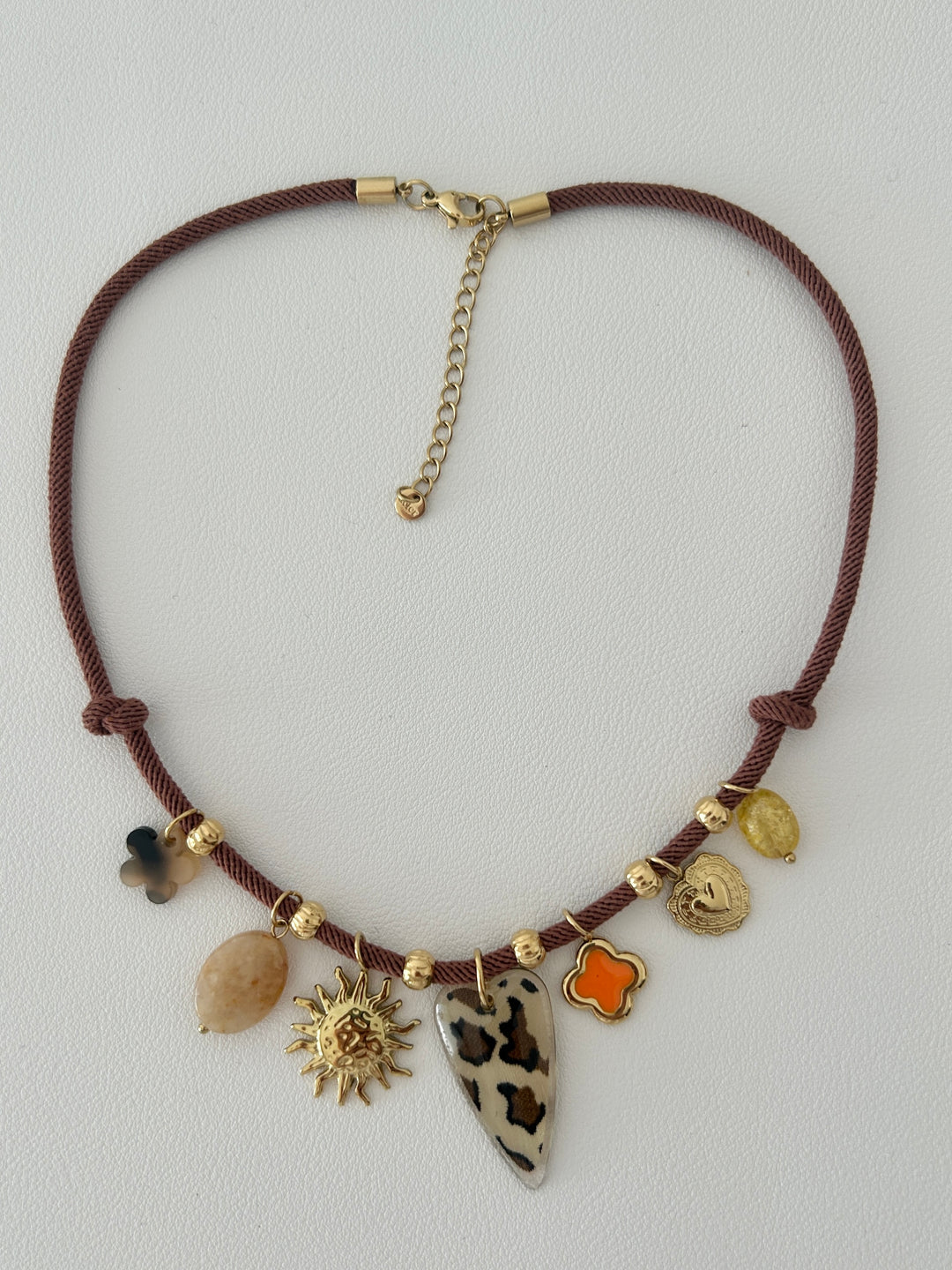 Collier cordon marron avec charms