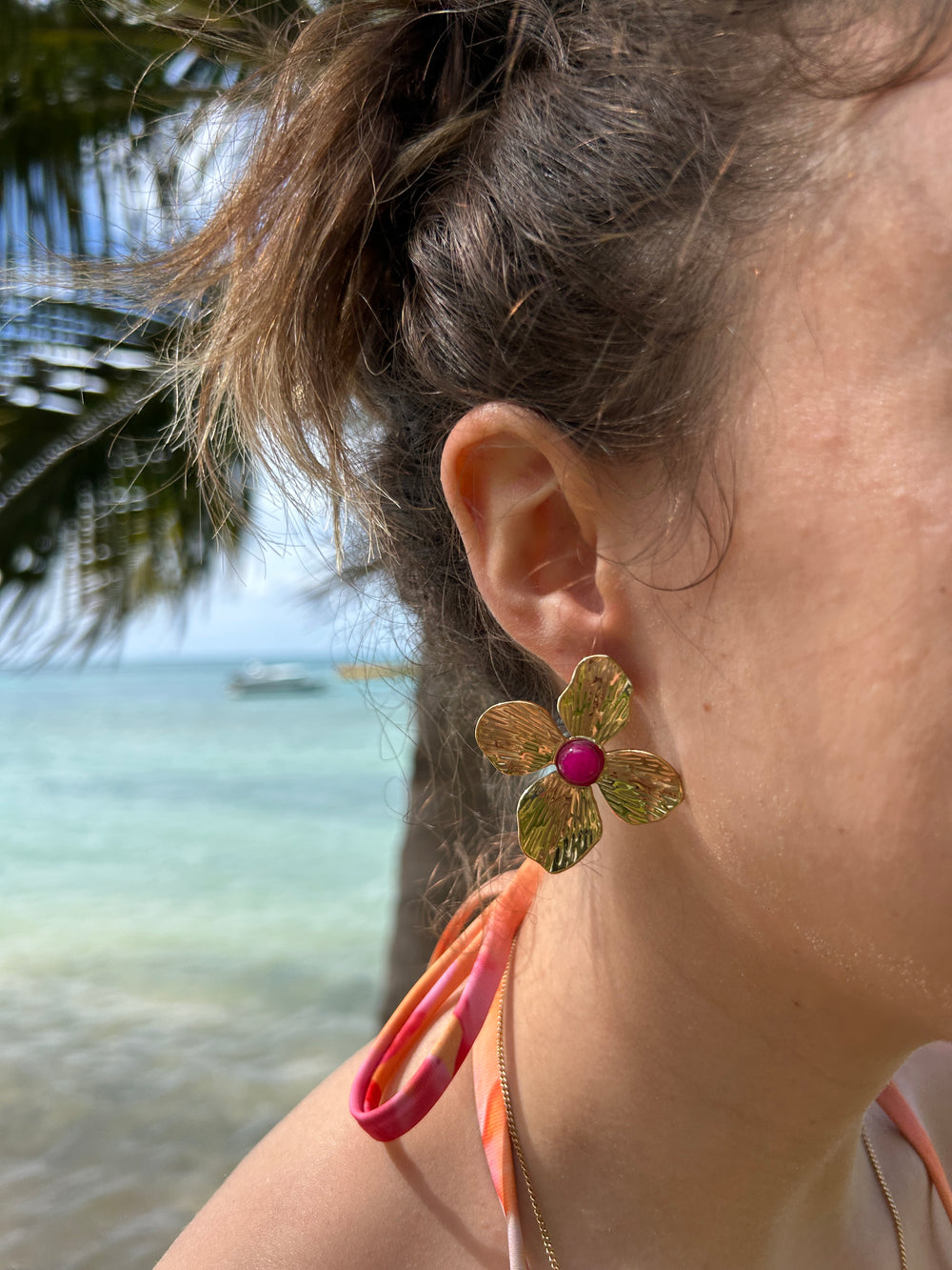 Boucles d'oreilles fleurs dorées et pierre rose