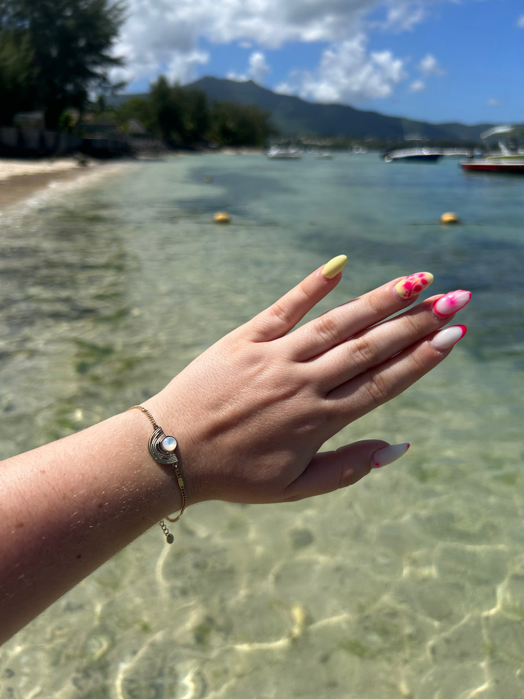 Bracelet avec pierre blanche