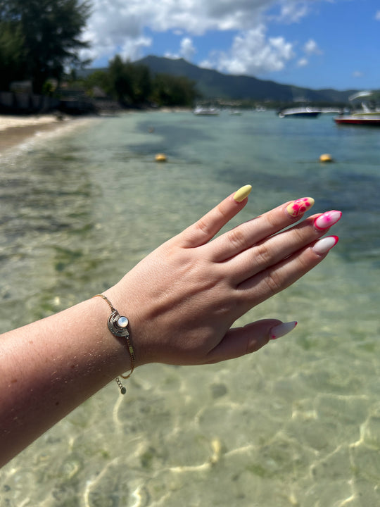 Bracelet avec pierre blanche