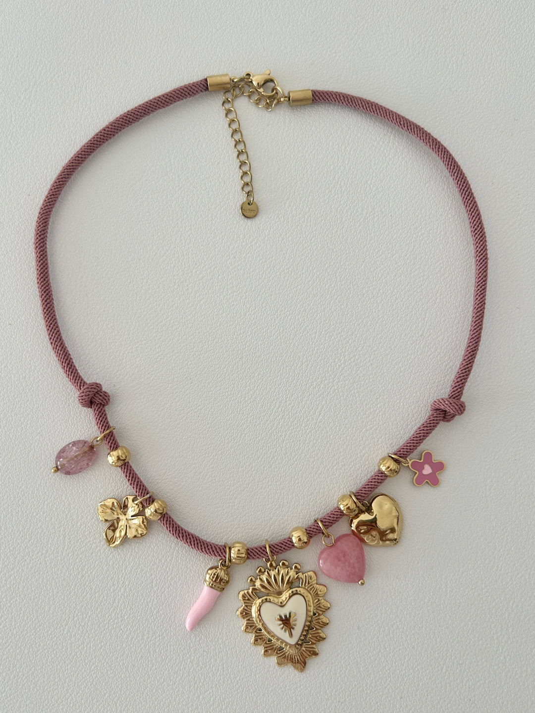 Collier cordon rose avec charms