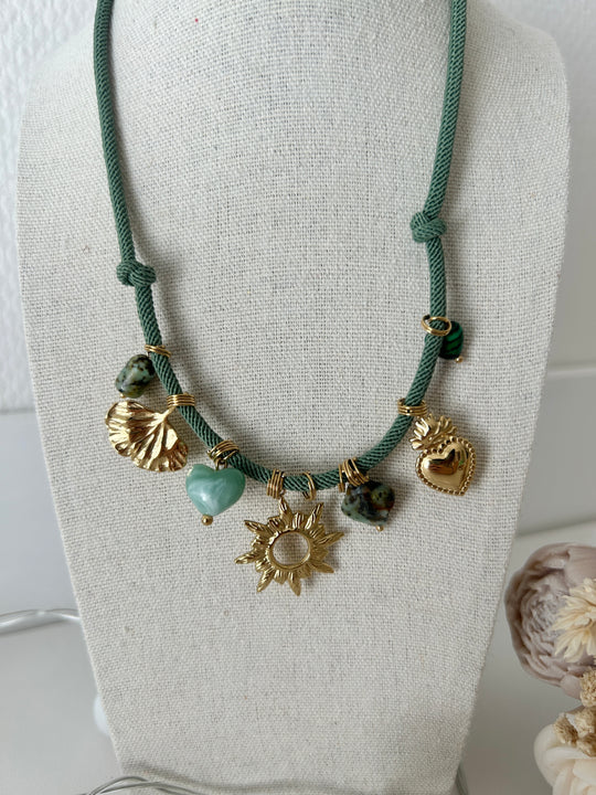 Collier cordon vert avec charms